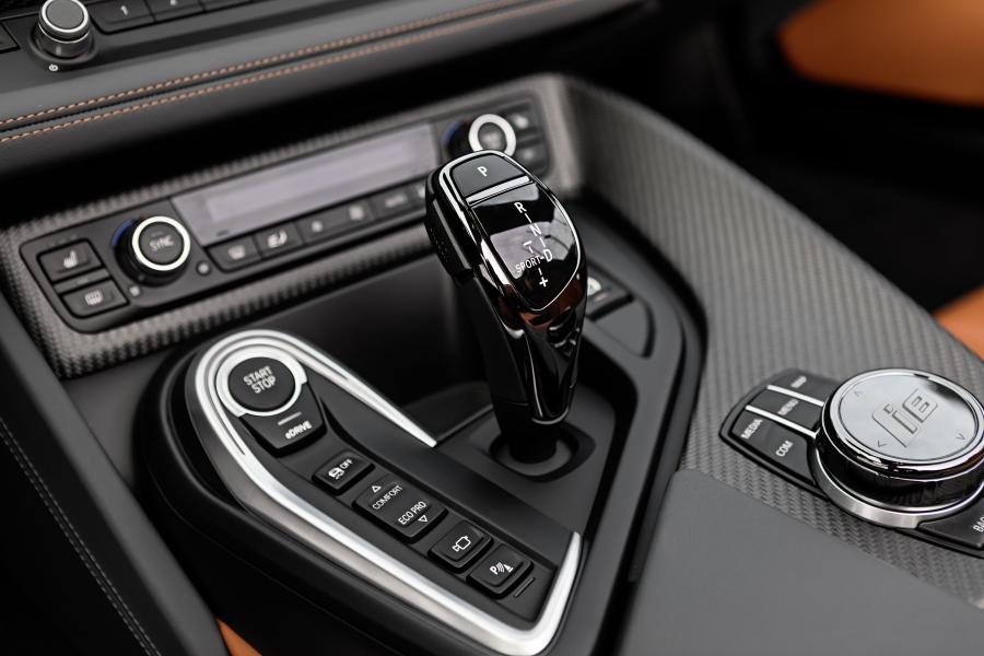 Детали интерьера BMW i8 Roadster (I15) 2018 года  (WW) (фото 93 из 198)